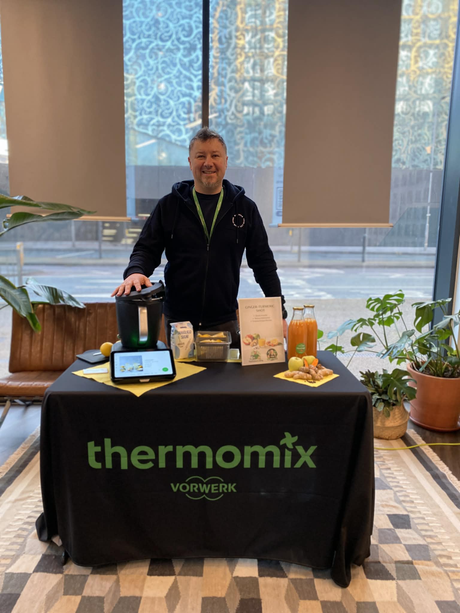 Piotr na stanowisku z Thermomix